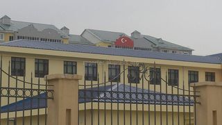В мкр Джал сзади новой школы на верхнем этаже жилого дома изображен госфлаг Турции, - читатель (фото)