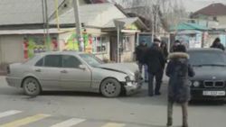 Видео – На пересечении Кайназарова и Абдраева «Мерседес» врезался в «БМВ»