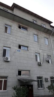 В Бишкеке жители дома №102 ул.Суванбердиева не могут выйти на крышу, чтобы подключить интернет (фото)