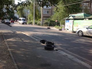 В Бишкеке вулканизация напротив школы №17 разбрасывает старые покрышки от колес по всей дороге, - читатель (фото)