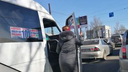 В Бишкеке водитель маршрутки №101 высадил пассажиров на проезжей части дороги, - читатель (фото)