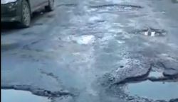 В Бишкеке на улице Фатьянова разбитая дорога и нет тротуара, - жительница (видео)