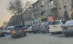 В Бишкеке на ул.Исанова машины припаркованы под знаком «Остановка запрещена», - горожанин <i>(фото)</i>