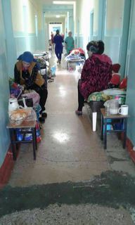 Дети с мамами получают лечение в Ошской больнице, лежа в коридоре <i>(фото)</i>