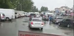 На Бейшеналиевой - Токтогула остановка общественного транспорта заставлена таксистами (видео)