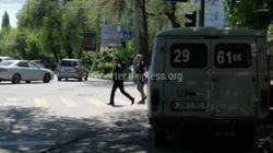 На Кулатова - Элебаева водитель припарковался на тротуаре перед светофором (фото)