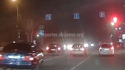 На Дэн Сяопина - Барпы Алыкулова из-за знака разрешающий поворот налево образуются пробки (фото)