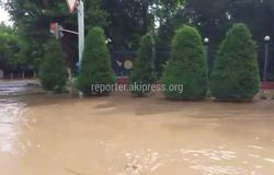 В городе Жалал-Абад затопило центральную площадь (видео)