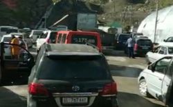 На перевале Тоо-Ашуу образовалась пробка перед въездом в тоннель (видео)