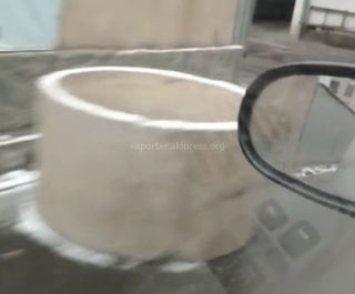 В мкр Аламедин-1 автостоянка установила бетонные трубы на проезжей части <i>(видео)</i>