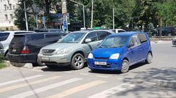 На Московская–Турусбекова водители припарковались перекрыв проезд во двор (фото)