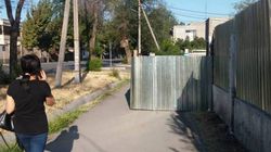 Бишкекчанин интересуется, законно ли огородили тротуар на пересечении улиц Гагарина и Юдахина?