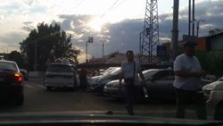 На Жибек-Жолу–Кулиева таксисты набирающие пассажиров Бишкек-Иссык-Куль паркуются в три ряда и за стоп-линией (видео)