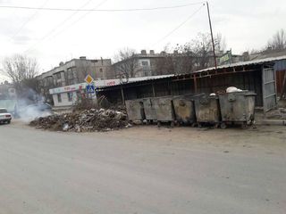 В Бишкеке на улице Садыгалиева не убирается мусор, - житель