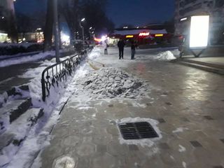 Сотрудники ГУМ «Чынар» и ЦУМ «Айчурек» вывалили снег и лед на тротуары и газоны прилегающей территории, - «Тазалык» <i>(фото)</i>