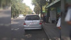На Чуй - Абдрахманова водитель такси припарковался на остановке и создал помеху для общественного транспорта (фото)