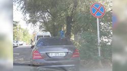 На Горького - Тыныстанова опять паркуются под знаком «Остановка и стоянка запрещена» (фото)