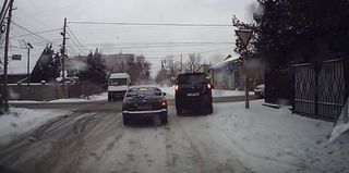 При движении по ул.Дружбы на пересечении с ул.Жукеева-Пудовкина Бишкека отсутствует соответствующий дорожный знак, - читатель
