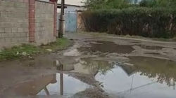 В Боровском переулке прорвало канализацию, вода топит улицу и дворы домов (видео)