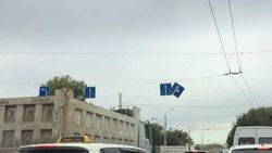 На Байтик Баатыра - Ахунбаева висячий дорожный знак может упасть на дорогу (фото)
