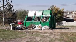 Контейнеры возле 4 горбольницы постоянно завалены мусором, - бишкекчанин (фото)