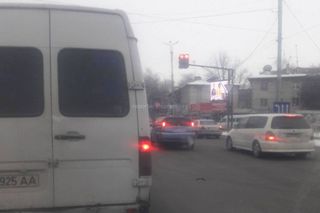 Водитель просит продлить время действия зеленого света светофора при повороте налево с ул.Фучика на проспект Чуй в Бишкеке