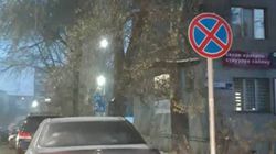 На Горького-Тыныстанова машины припарковали под запрещающим знаком. По Carcheck оба автомобиля находятся под арестом <i>(фото)</i>