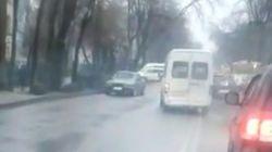 На Московской водитель маршрутки пересек сплошную линию и выехал на встречную полосу <i>(видео)</i>