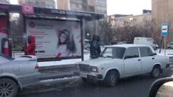 На Юнусалиева-Суеркулова машину с госномером МВД припарковали на остановке. Фото