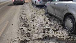 На обочине дороги по ул.Токтоналиева образовалось месиво из снега и грязи, - житель