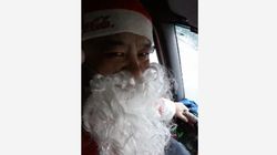 Креативный водитель маршрутки №199 в образе Деда Мороза поздравил жителей с Новым годом. Видео