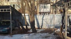 В 5 мкр возле дома №32 устроили самовольную стоянку и установили забор, - житель