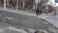Возле школы №9 в Бишкеке пешеходный переход упирается в арык. Фото