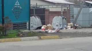 На Профсоюзной-Фучика мусор разбросан на земле (фото)