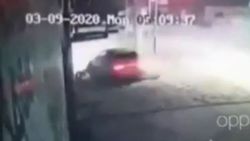 Видео — «Тойота» на большой скорости сбила женщину, стоявшую на обочине