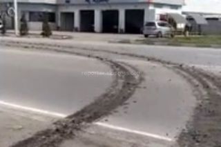 На Алыкулова-Мурманской грузовики оставляют грязь на проезжей части (видео)