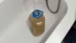 Житель Чолпон-Аты жалуется, что из крана течет грязная вода. Видео