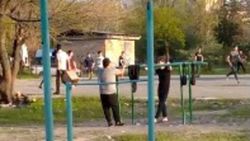 В 4 мкр нарушают карантин: дети играют в футбол, - очевидец. Видео