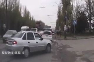 Водитель остановился на проезжей части и справил нужду на дороге <i>(видео)</i>