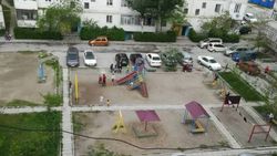 В Джале дети играют во дворе во время карантина, - горожанин. Фото