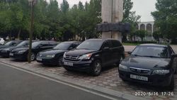 В Бишкеке около монумента Дружбы народов организовали стоянку. Законно ли? - очевидец. Фото