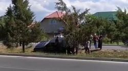 В Бишкеке водитель не справился с управлением и вылетел с дороги. Фото