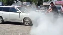 В Бишкеке загорелся «Ниссан», но прохожие сумели его потушить. Видео