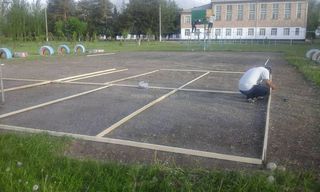 Выпускники обустроили баскетбольную площадку в Таш-Мойнокской школе Чуйской области (фото)