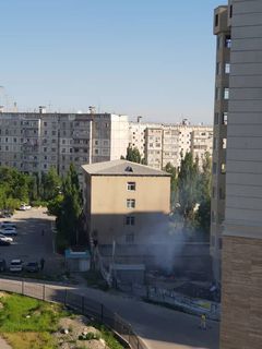 В Бишкеке на территории стройкомпании в 12 мкр сжигали мусор (фото)