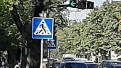 На Айтматова-Ахунбаева знак закрывает обзор на светофор, - горожанин