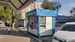 На Боконбаева газетный киоск установили на месте парковки, - очевидец