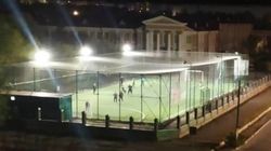 Возле хирургического центра во время комендантского часа играют в футбол. Видео