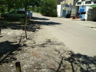 Законно ли установили железные стойки возле дома №24 по ул.Сухомлинова? - бишкекчанин