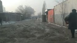Водитель жалуется на состояние дороги на рынке на Кулатова